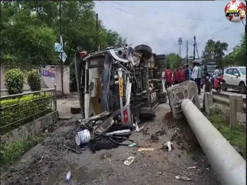 Road accidents: छत्तीसगढ़ में यात्रियों से भरी बस पलटी, बच्ची की मौत 30 से ज्यादा घायल, इनमें 12 बच्चे भी; बिलासपुर से शिवरीनारायण जा रही थी…