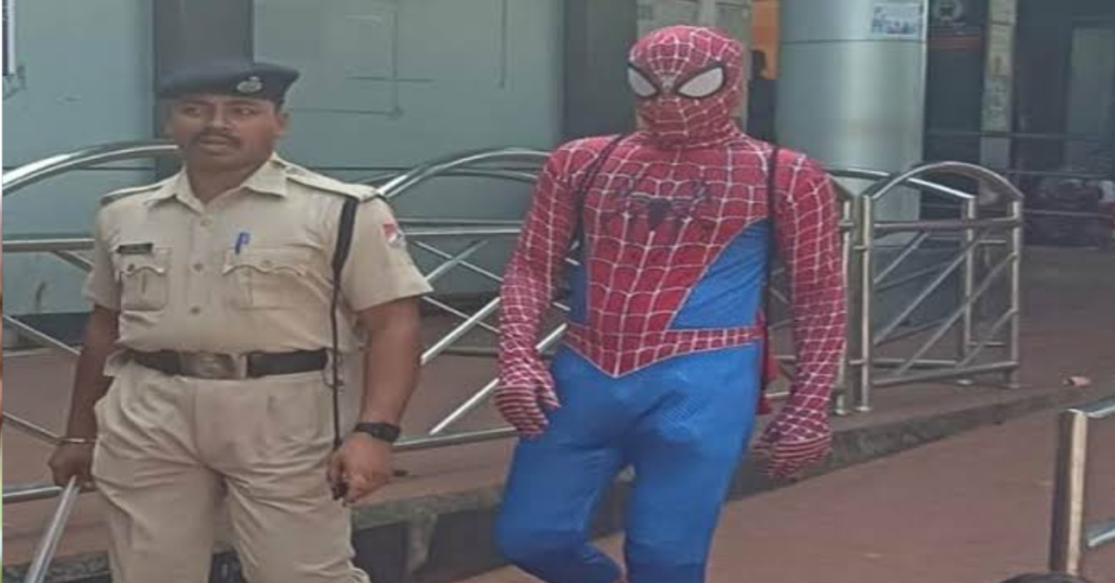 Spider Man In Bilaspur: बिलासपुर रेलवे-स्टेशन में दिखा स्पाइडरमैन, RPF ने पकड़ा:रील्स बनाने पहुंचा था यू-ट्यूबर, लोग बोले- उड़कर दिखाओ, माफी मांगने के बाद पुलिस ने छोड़ा।